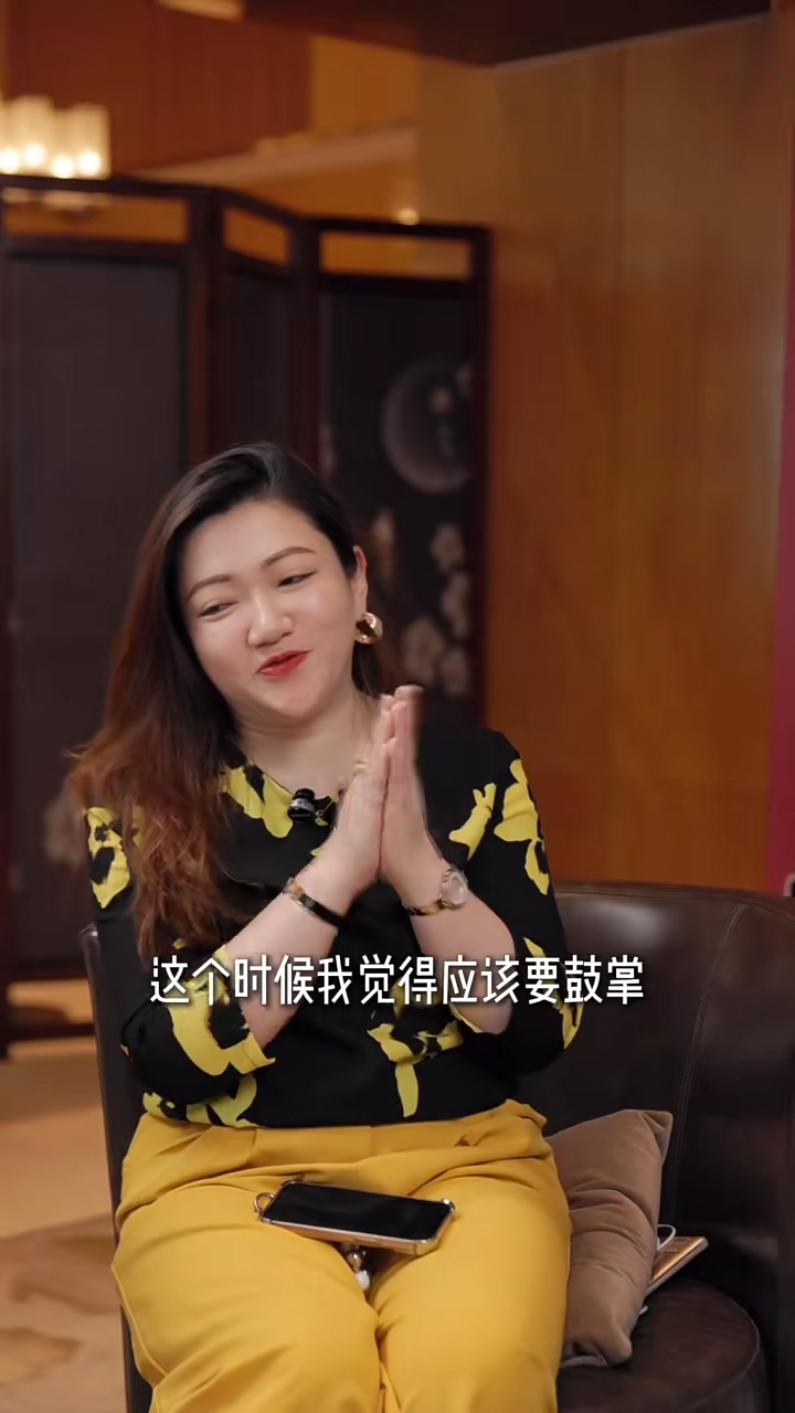 訪問主持人均為羅家英樂觀積極的態度鼓掌。