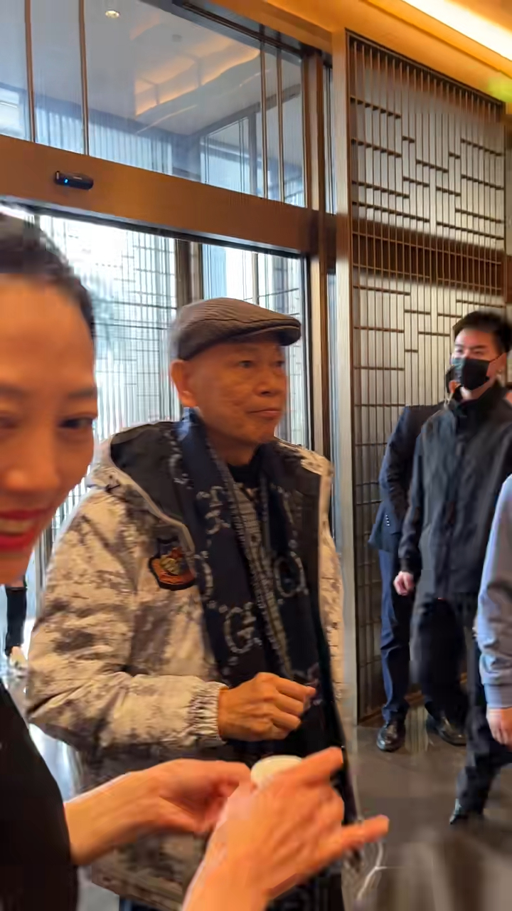 有網民在小紅書分享巧遇羅家英的影片,他身穿厚衣現身活動,並有工作人員沿途遞上茶飲。