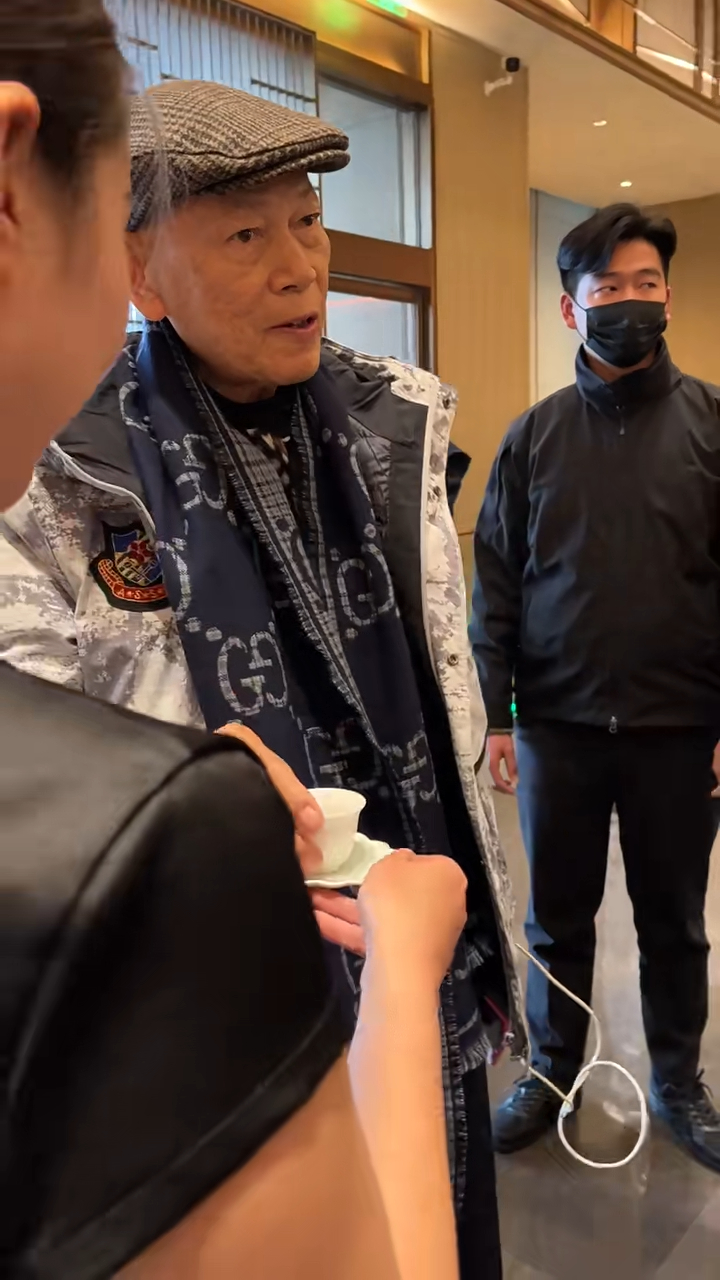 畫面展現出羅家英在工作場合受到的禮遇。