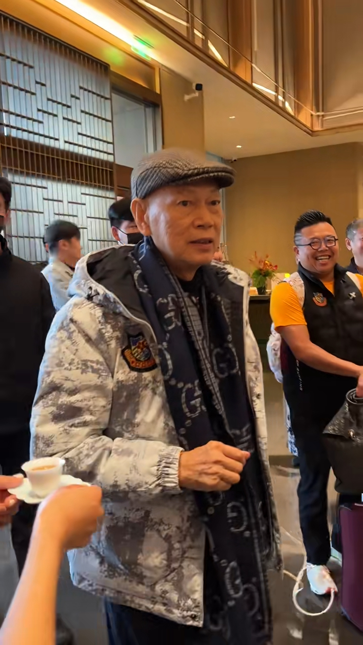 有網民留意到羅家英身穿羽絨外套,但身旁人士則穿著短袖。