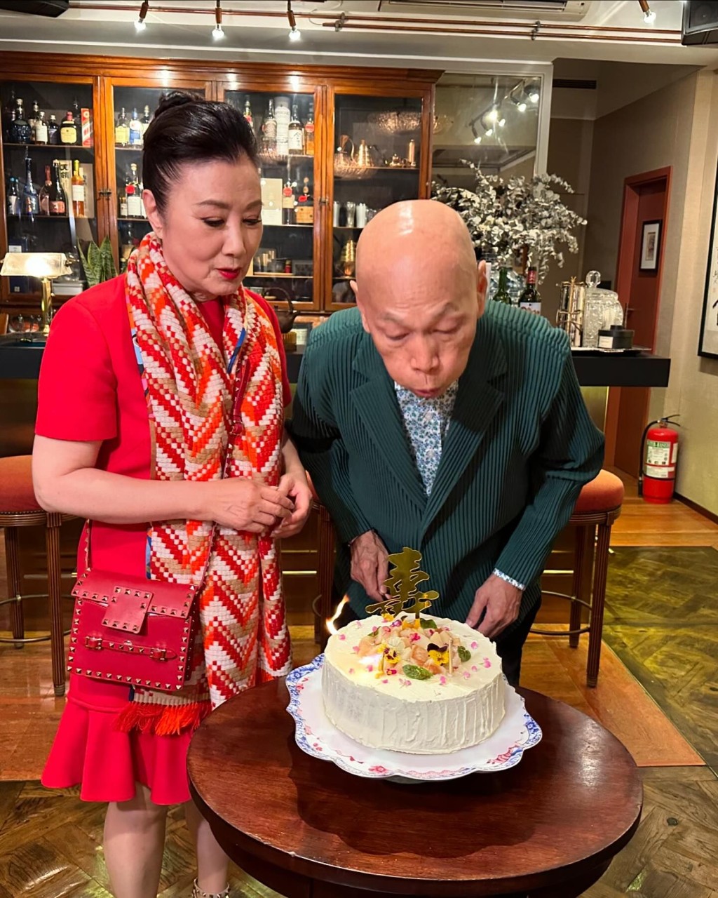 汪明荃陪伴羅家英一起吹生日蠟燭。
