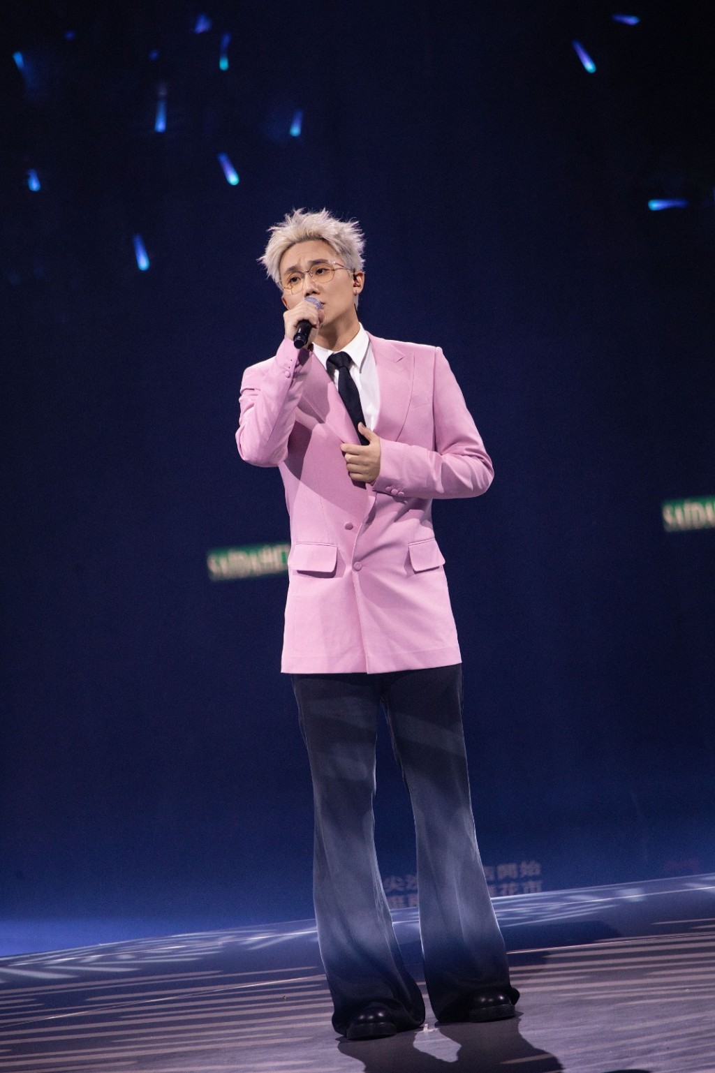 古天樂介紹旗下唱將CY(陳宗澤)出場演唱〈急口令〉。