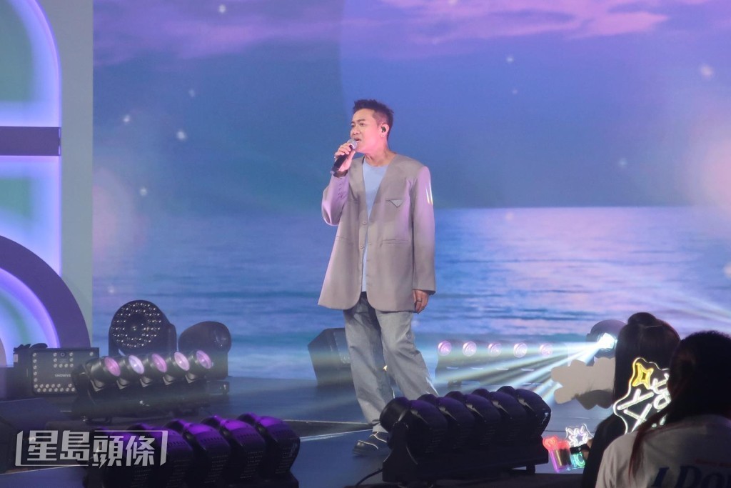 梁漢文於舞台上演唱。