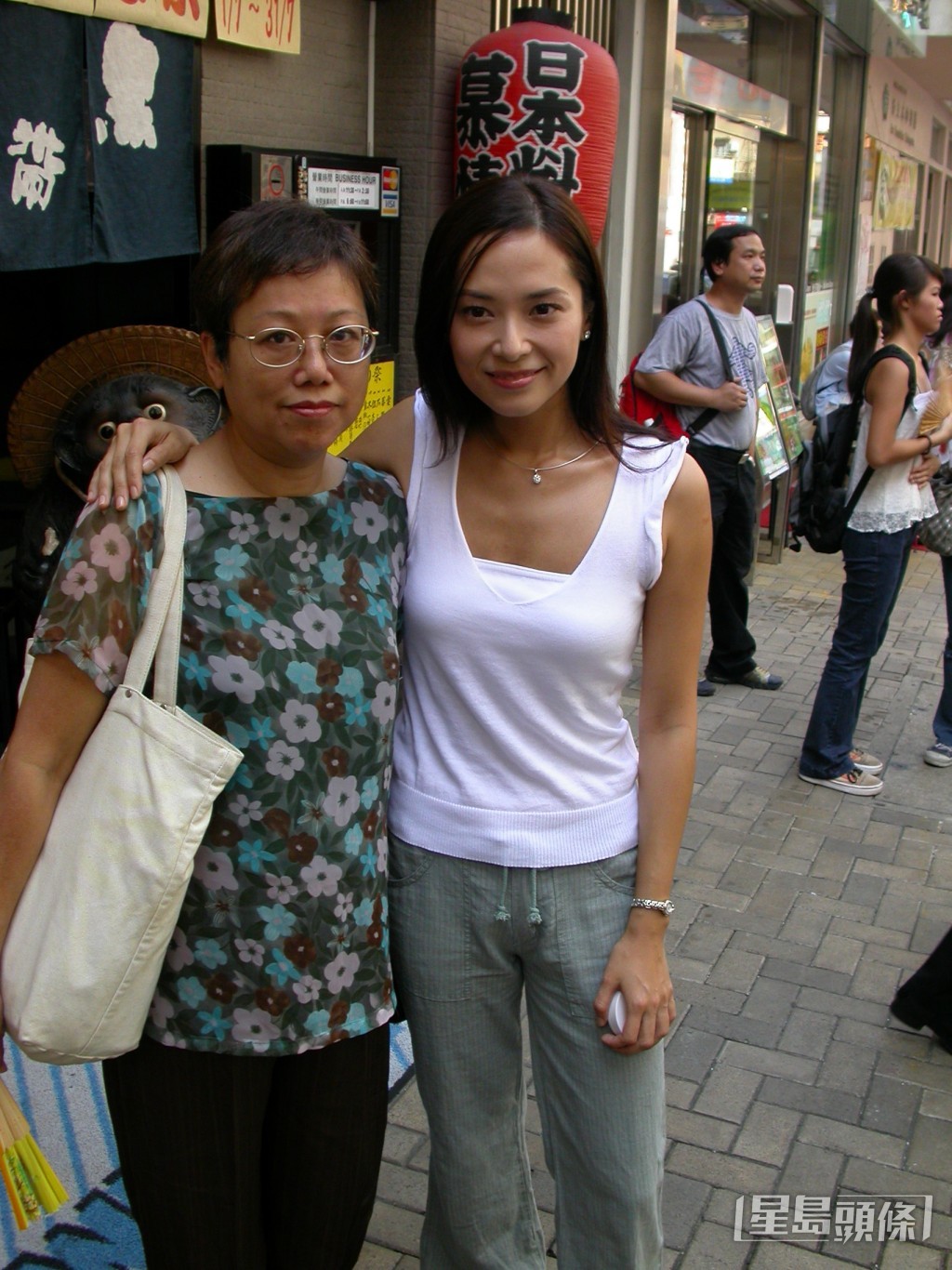 郭羨妮當年拍攝街景時表現親民。