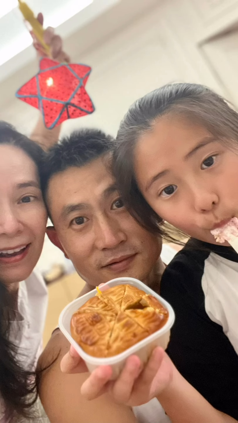 郭羨妮早年不時分享一家三口合照。