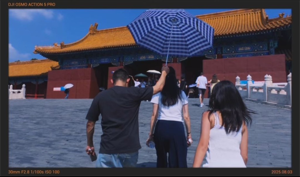 郭羨妮獲丈夫為她撐傘遮擋陽光。