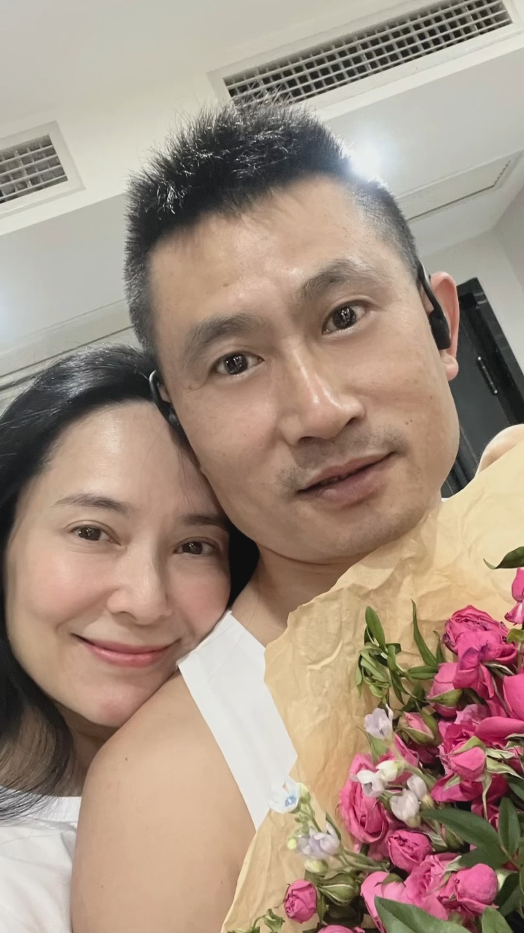 郭羨妮緊抱丈夫放閃。