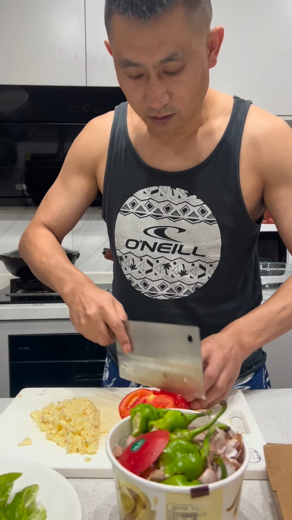 郭羨妮的丈夫親自下廚。