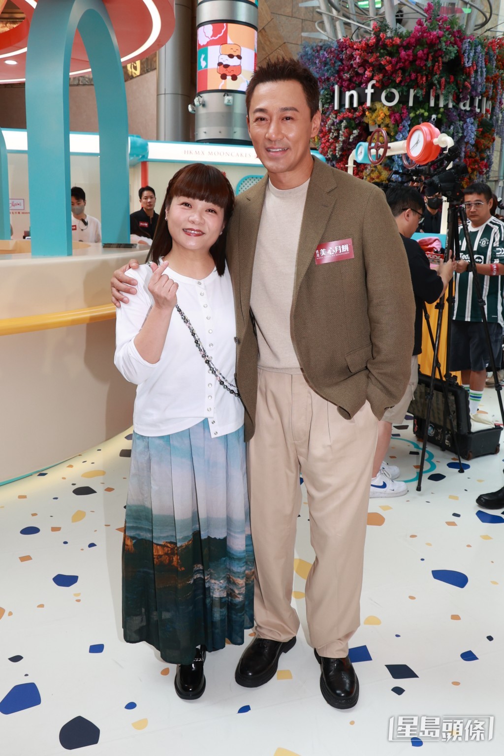 林峯與活動司儀小儀合影。