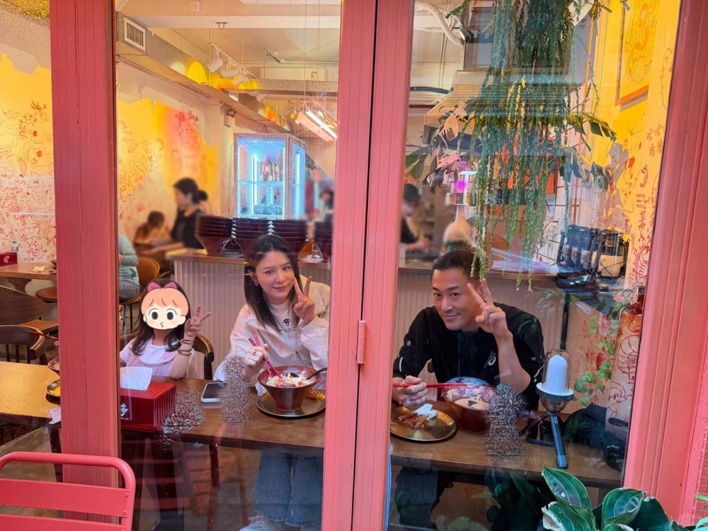 林峯一家三口一同用餐的溫馨時刻。
