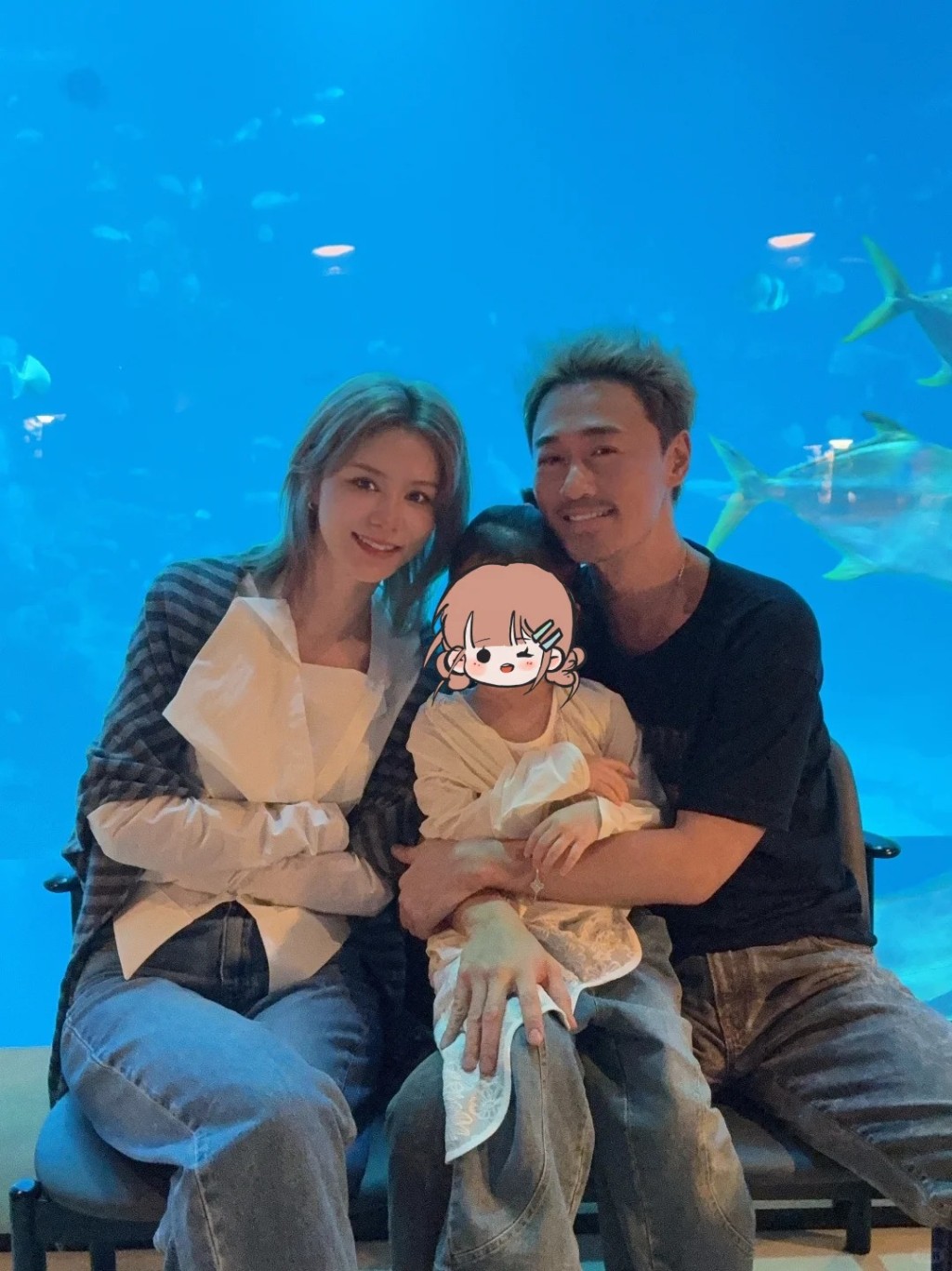 林峯一家三口拍照留念。
