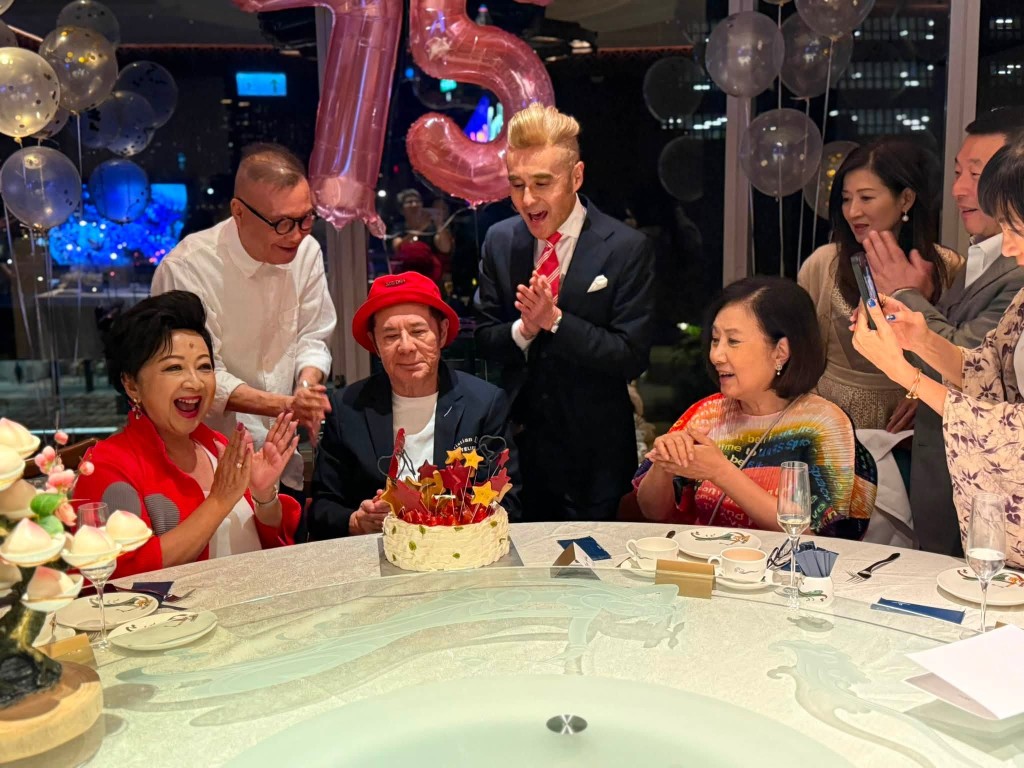 一眾好友為甘國亮唱生日歌。