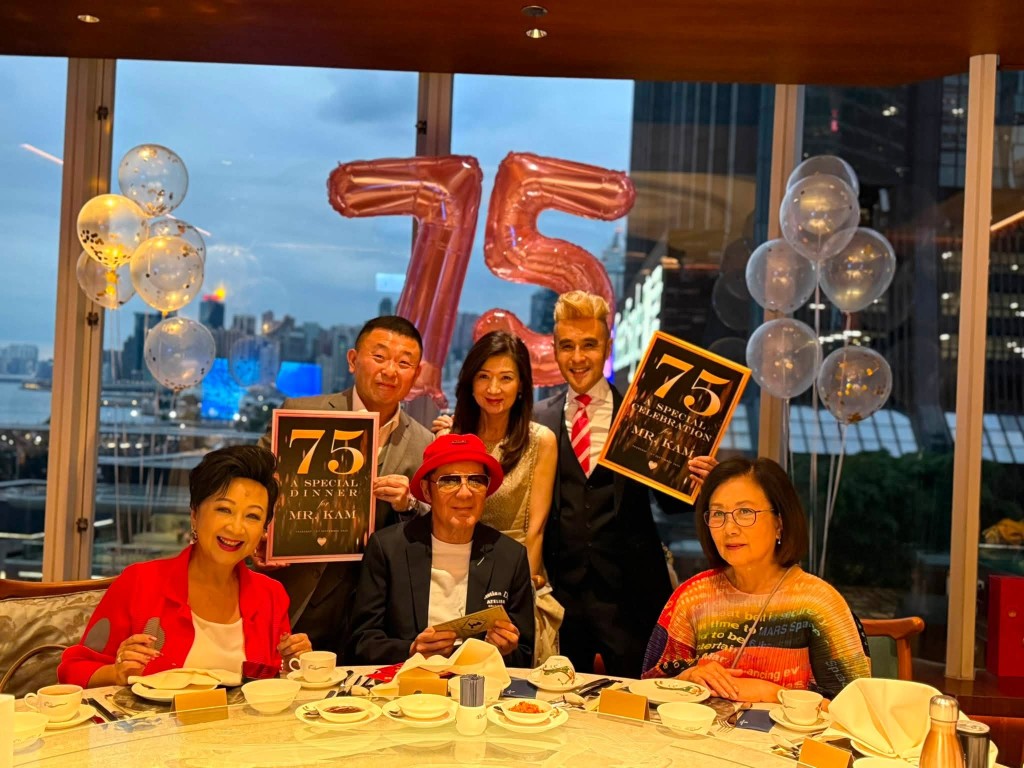 壽星甘國亮戴著紅色帽子，身穿黑色西裝外套配白色T恤，造型有型。