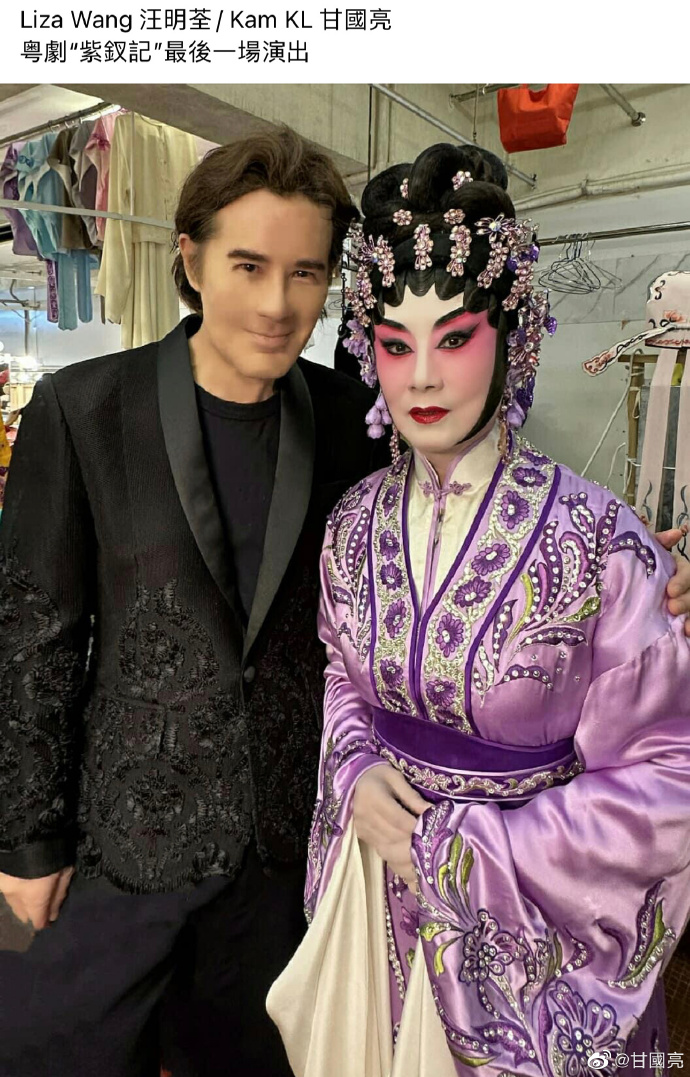 甘國亮在2023年4月曾到新光戲院欣賞汪明荃（右）主演的粵劇《紫釵記》。