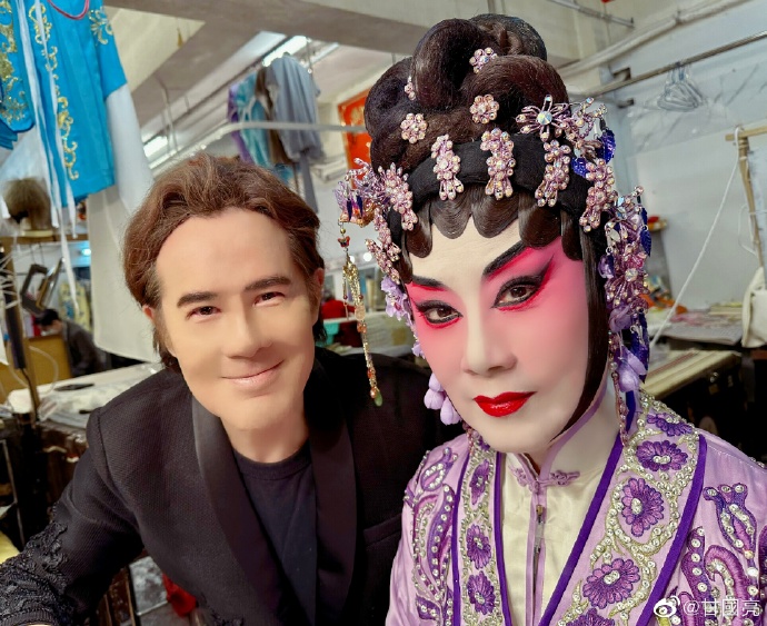 甘國亮在演出後於微博分享二人後台合照，但因修圖過度被指似「Barbie男友Ken」。