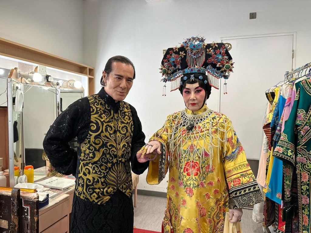在無濾鏡下，甘國亮（左）的容貌顯得自然得多，與昔日變化不大，但髮量看來較為稀疏。