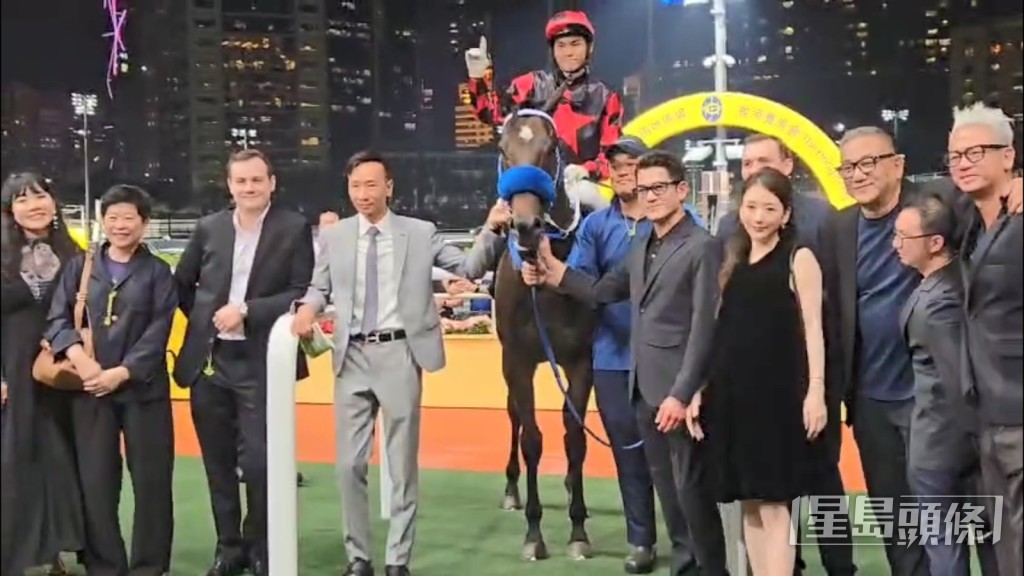 愛駒《舞林寶典》於去年10月勝出賽事，郭富城與方媛開心拉頭馬。