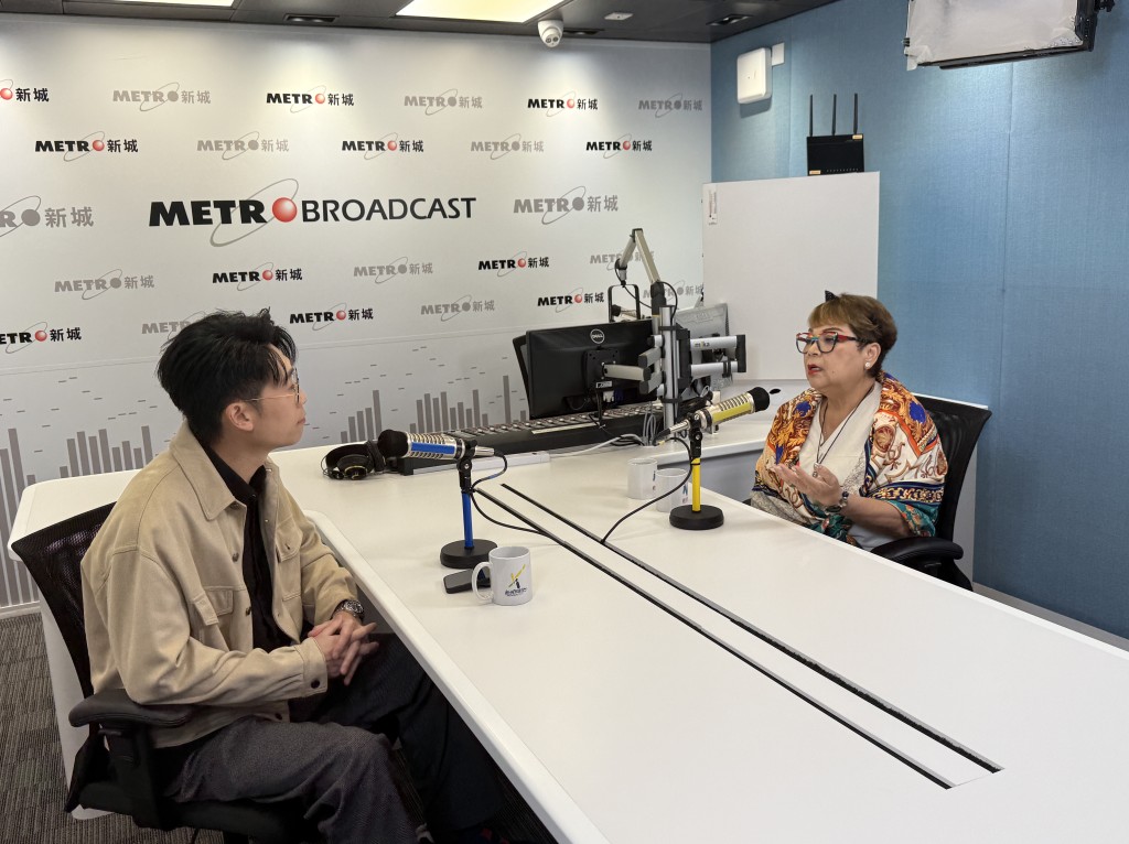 回顧演藝生涯,肥媽分享多次舞台驚險經歷,展現其臨場應變能力。