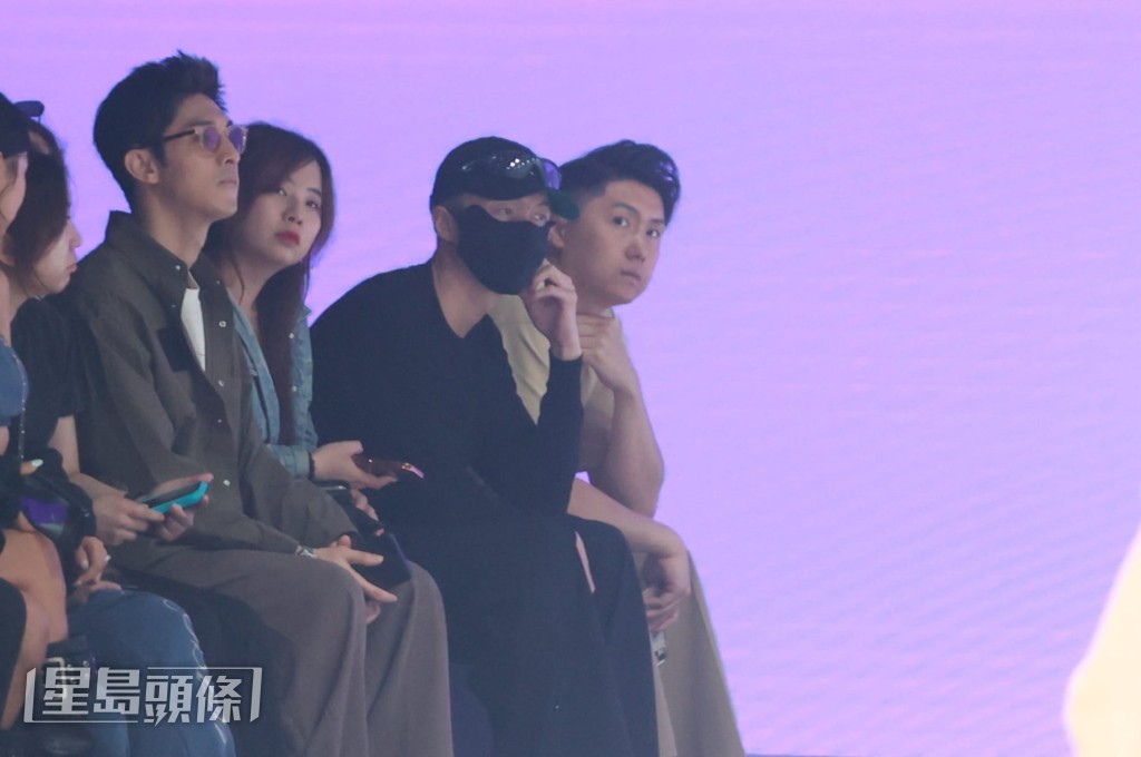 關楚耀向傳媒表示不拍照後便轉身離開。