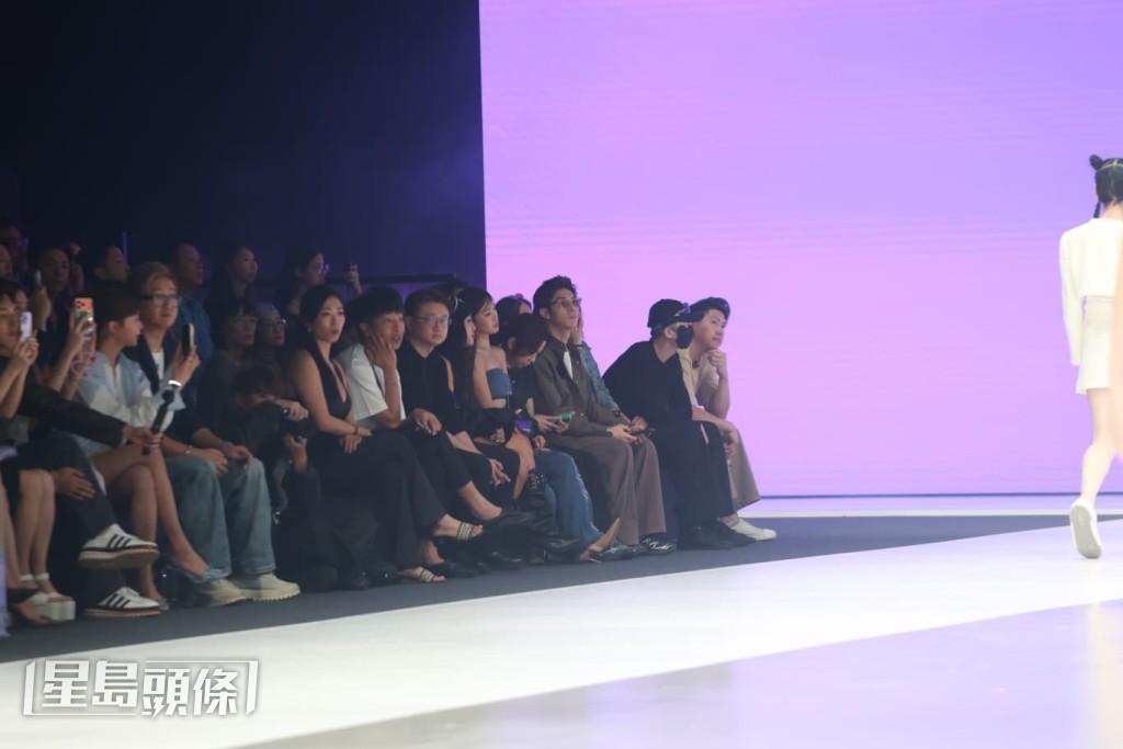 王浩信戴上口罩及帽子,以一襲全黑色打扮現身。