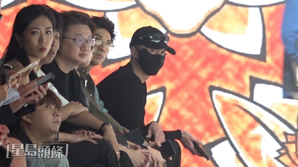 王浩信身穿密實裝束觀看時裝展。