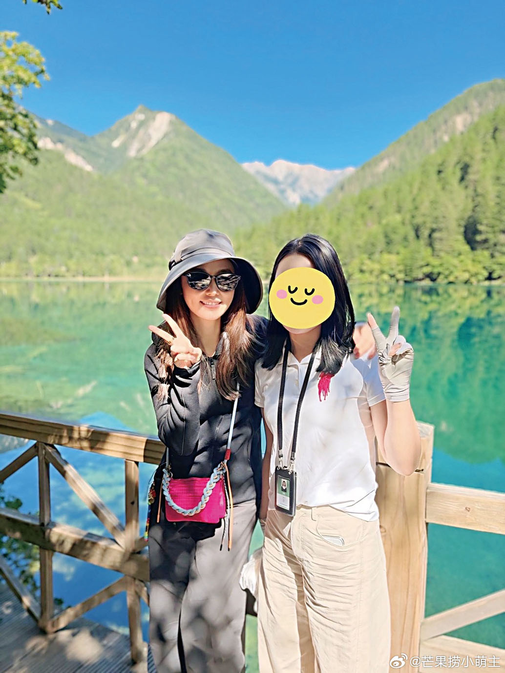 林心如和遊客合照。網上圖片