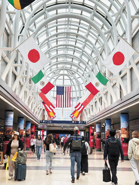 奥黑爾國際機場（Ohare Airport ）按總旅客在吞吐量計算，在美國名列前茅，在全球氛圍內也穩定進入前十。 梁敏育攝
