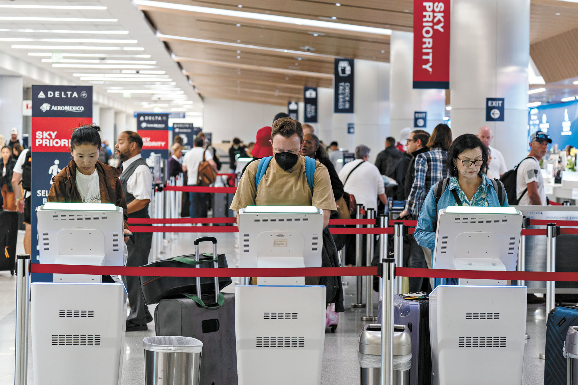 旅客在洛杉磯國際機場達美航空售票區使用自助報到亭辦理登機手續。美聯社
