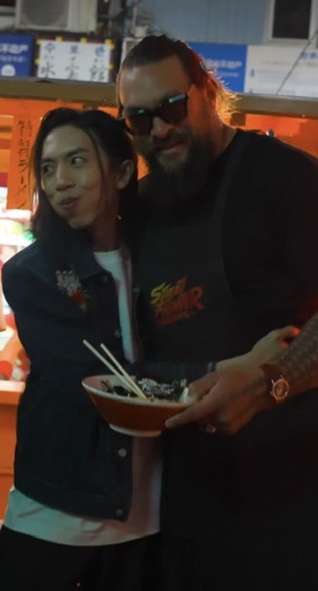 積遜莫瑪親自餵網絡紅人達哥品嚐拉麵。