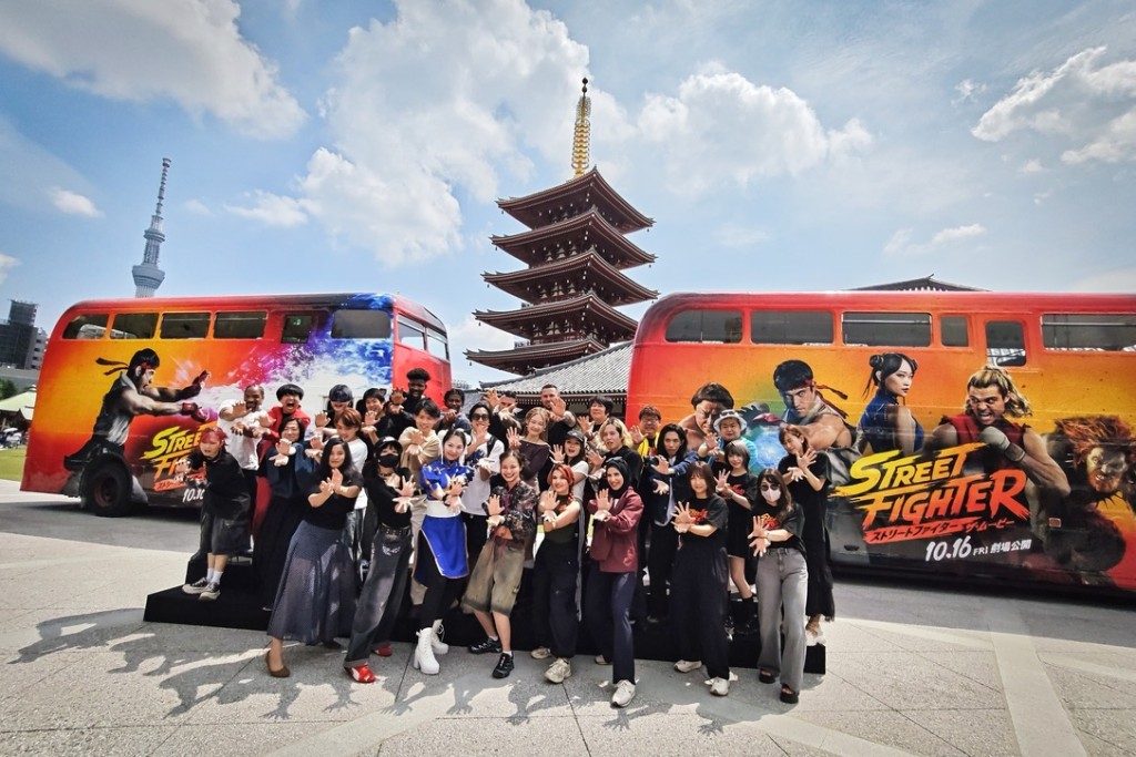 一眾演員在淺草寺宣傳時,與現場的角色扮演者開心合照。