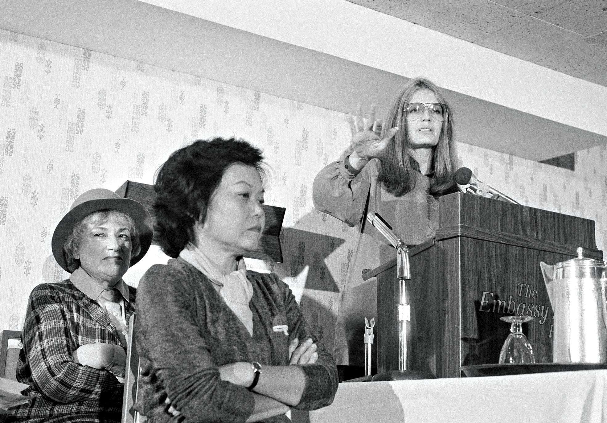 1979年11月21日在華盛頓，美國婦女組織（Women USA）的三位共同創辦人阿布祖格（Bella Abzug，左起）和亞裔的竹本松 （Patsy Mink）坐在斯黛姆旁邊，當時斯黛姆正在發表演講。 美聯社