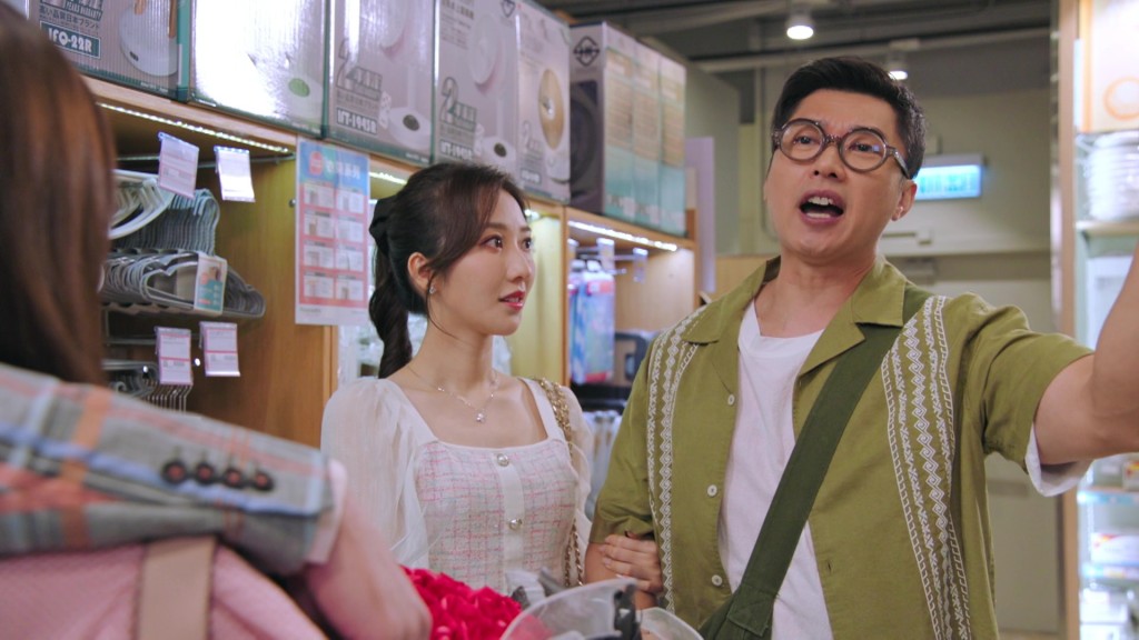 談及劇中造型多變，何依婷笑說很開心：「穿着漂亮衣服上班，人也特別開心。」