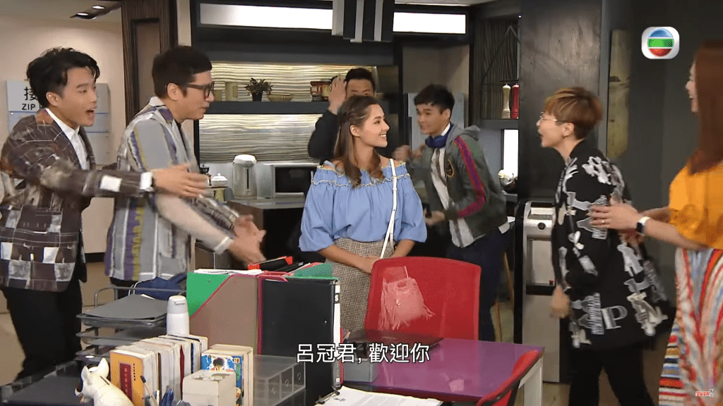 她當時在劇中飾演尋寶圖的員工呂冠君。
