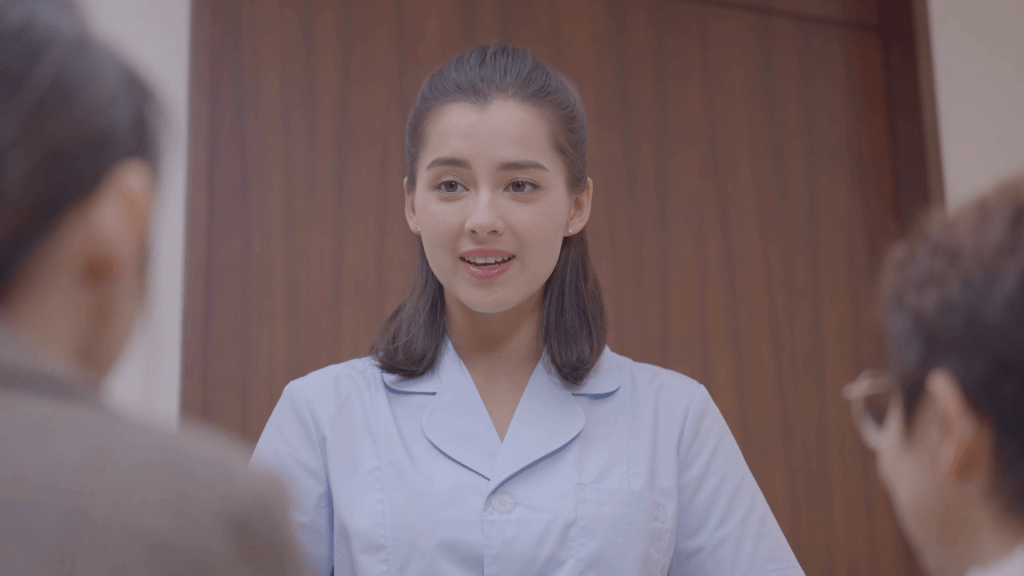入行前，謝嘉怡在蘇格蘭擔任護士，並曾為香港泌尿腫瘤科學會拍攝教育短片。