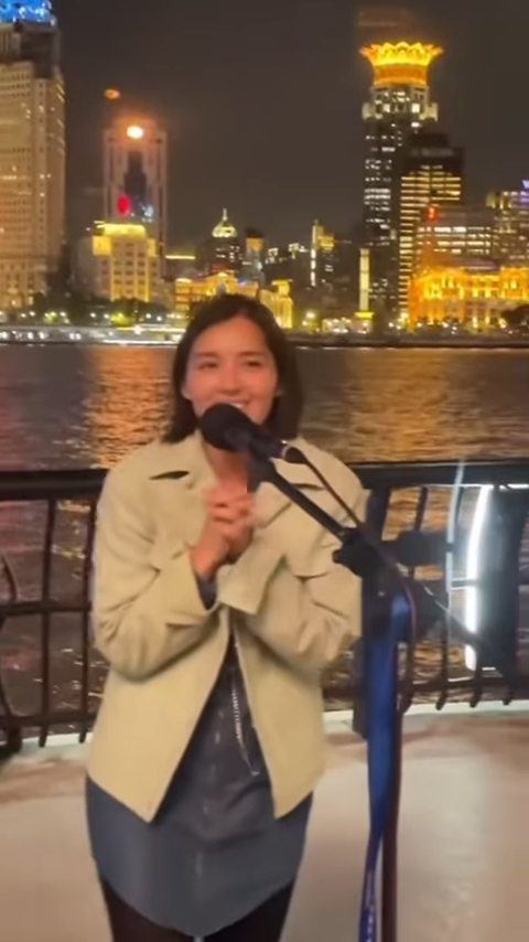 謝嘉怡曾分享一段自己在上海外灘街頭唱歌的影片。