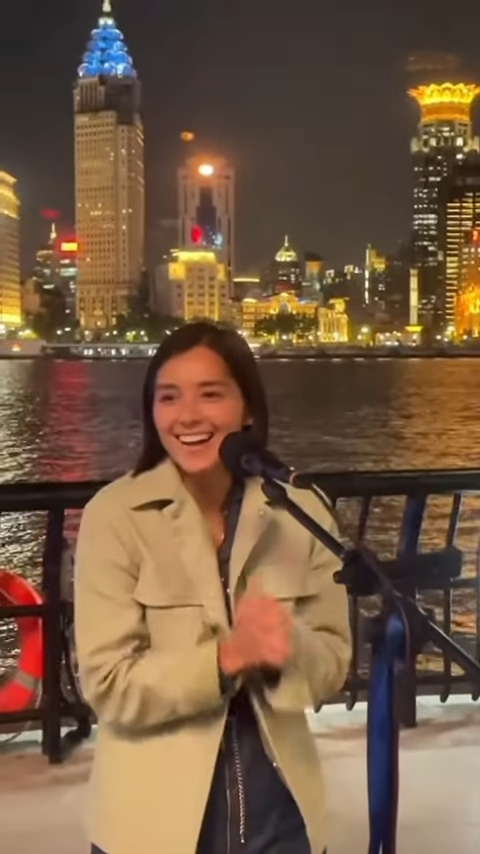 謝嘉怡在戶外11度低溫的上海外灘街頭唱歌，全程邊唱邊冷得發抖。