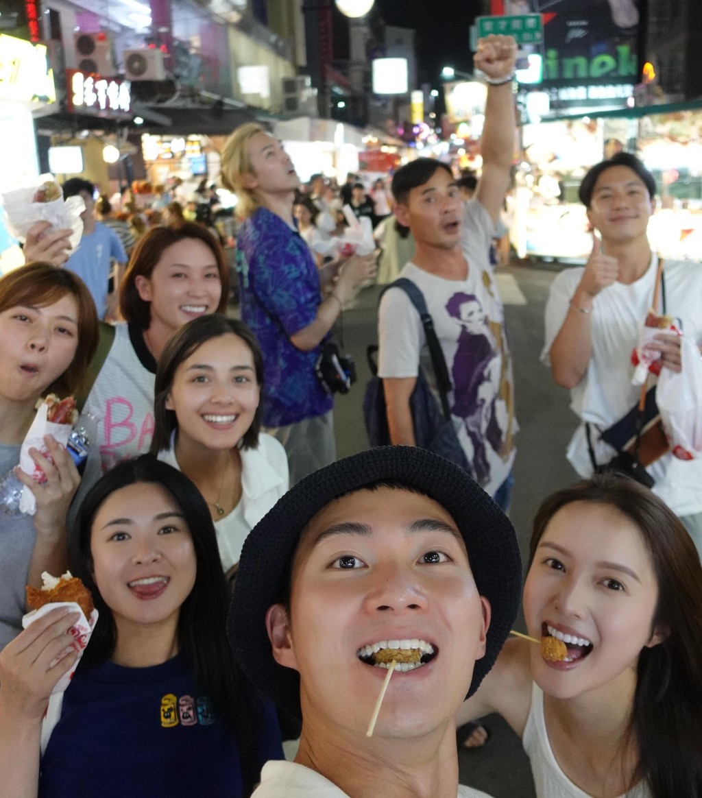 謝嘉怡曾轉型拍攝影片，又投資健康食品及開發環保電子卡片生意。當外界以為她淡出時，她又有機會參演《武林》。