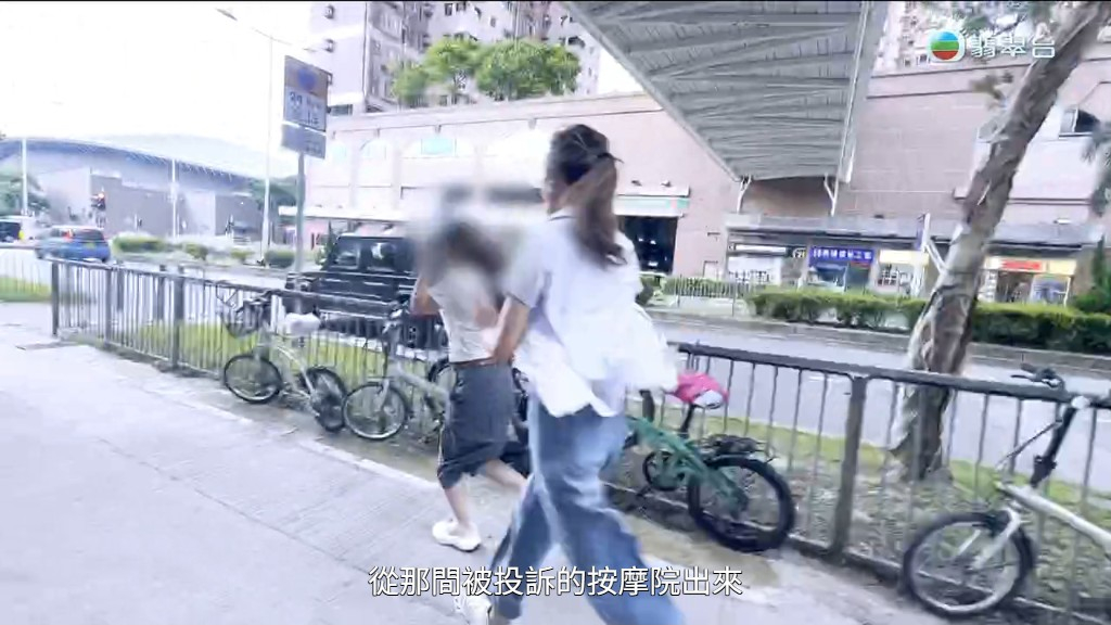 甘詠寧奮力追趕試圖離開的女技師。
