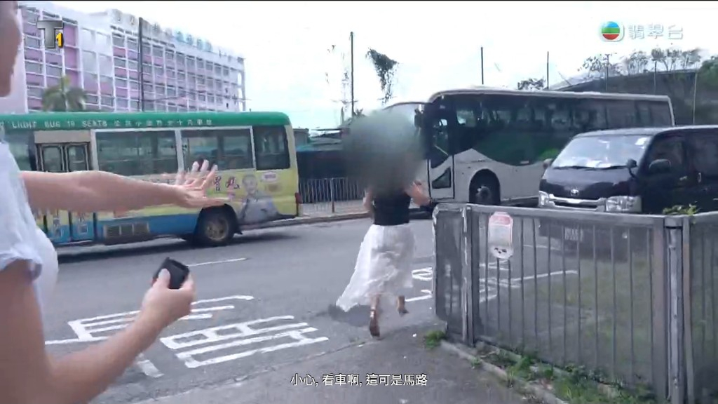 馬路上車輛眾多。