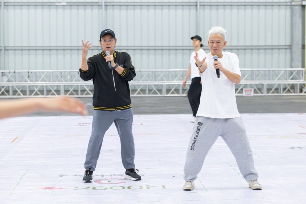 因應「雙主題雙歌單」安排,校長反覆練習兩套不同曲目。