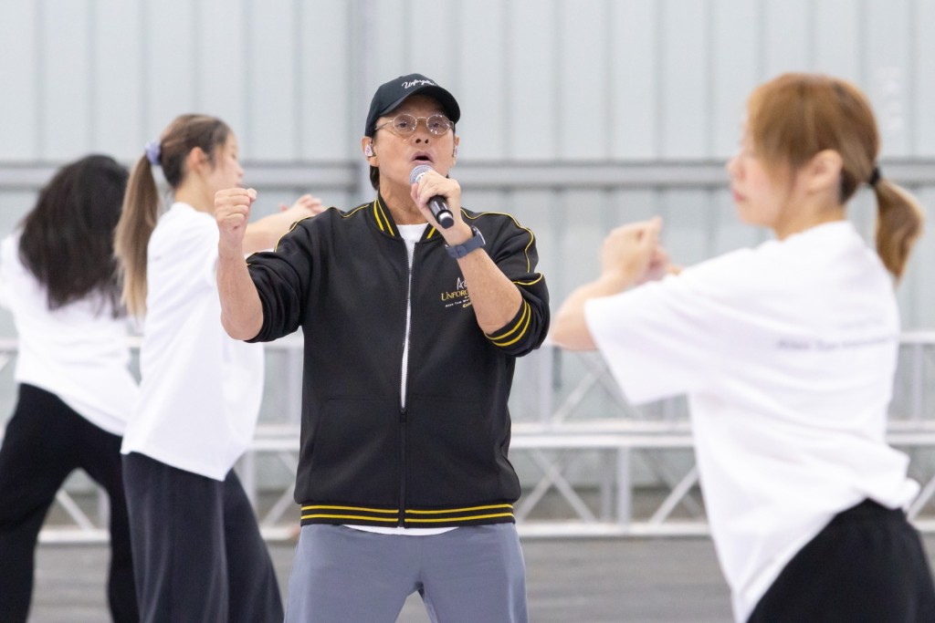 校長分享備戰日常:「朝早跑步幾個鐘,跟住健身,再排練幾個鐘,食完嘢就瞓覺,眨吓眼就一日。」