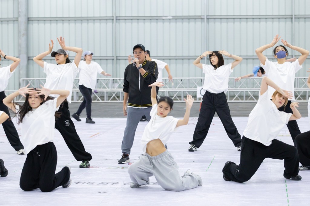 校長與24位富魅力的舞者一同為演出排練走位。