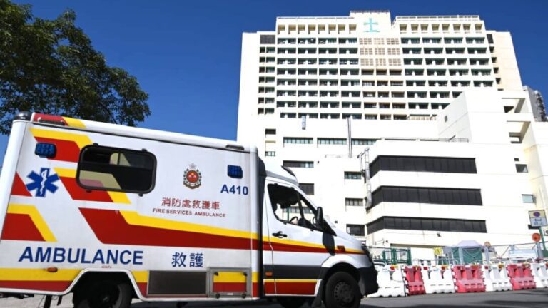 秀茂坪女子九巴車廂內暈倒 車長及時發現報警送院