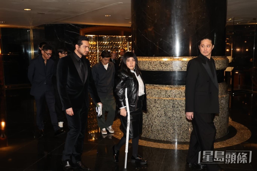 腳部受傷的何超儀與賓客交談一段時間後才離場。