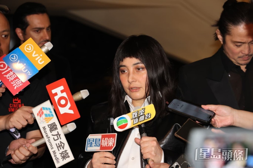 何超儀離場時接受傳媒訪問。