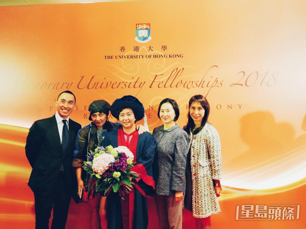 何超蕸2018年獲頒名譽大學院士時,獲何超瓊、何超鳳、何超儀及何猷龍等到場支持。