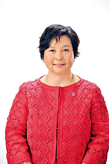 何超蕸曾任遼寧省政協常委及香港義工聯盟常務副主席。
