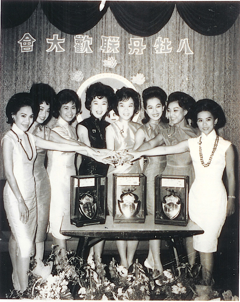 南紅是60年代粵語片著名女星,當年與其他女星結義金蘭為「八牡丹」。(左起)余麗珍、南紅、羅艷卿、于素秋、鳳凰女、林鳳、鄧碧雲及吳君麗。