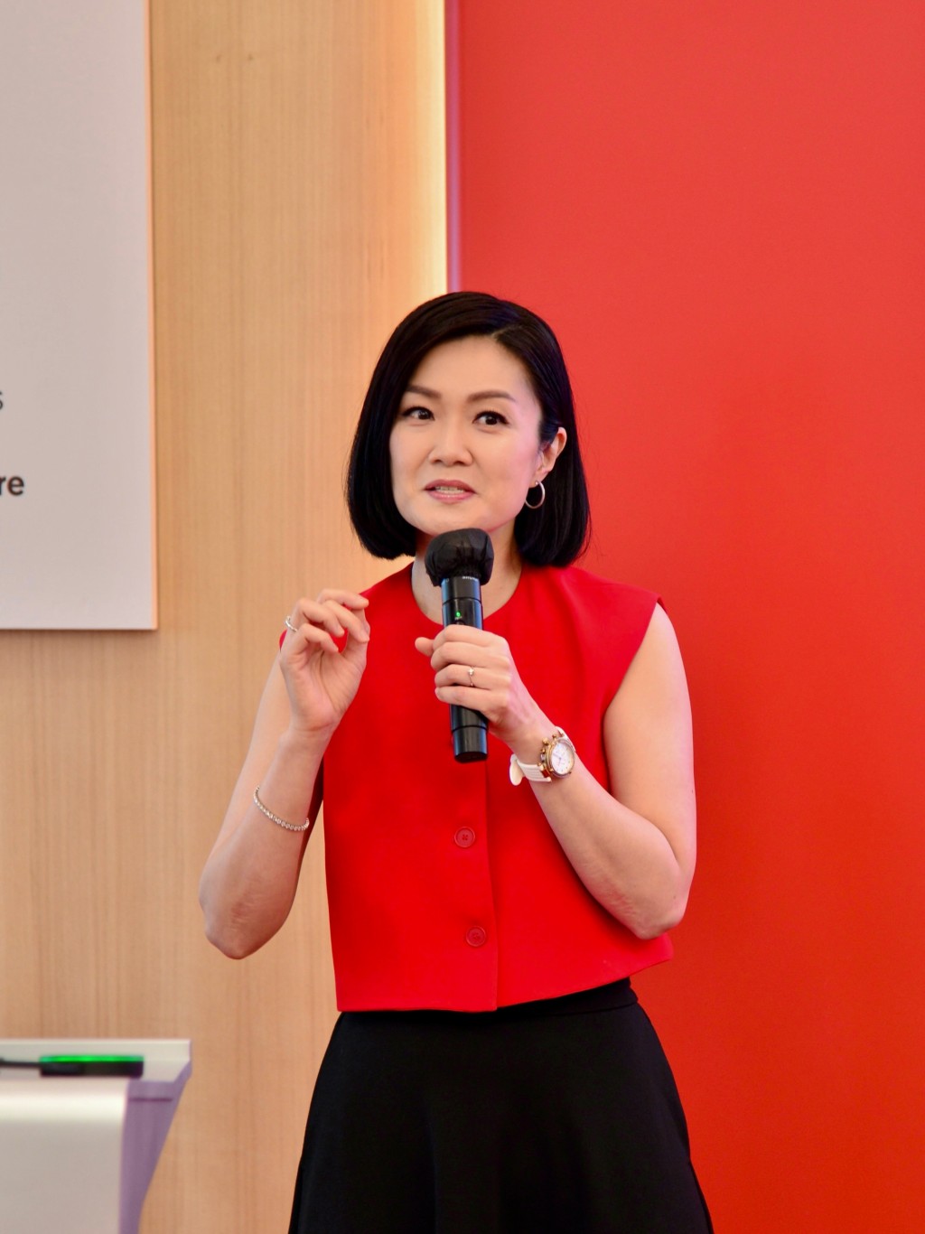 方健儀成功轉型,以司儀及導師等「斜槓族」身份發展事業,展現自信。