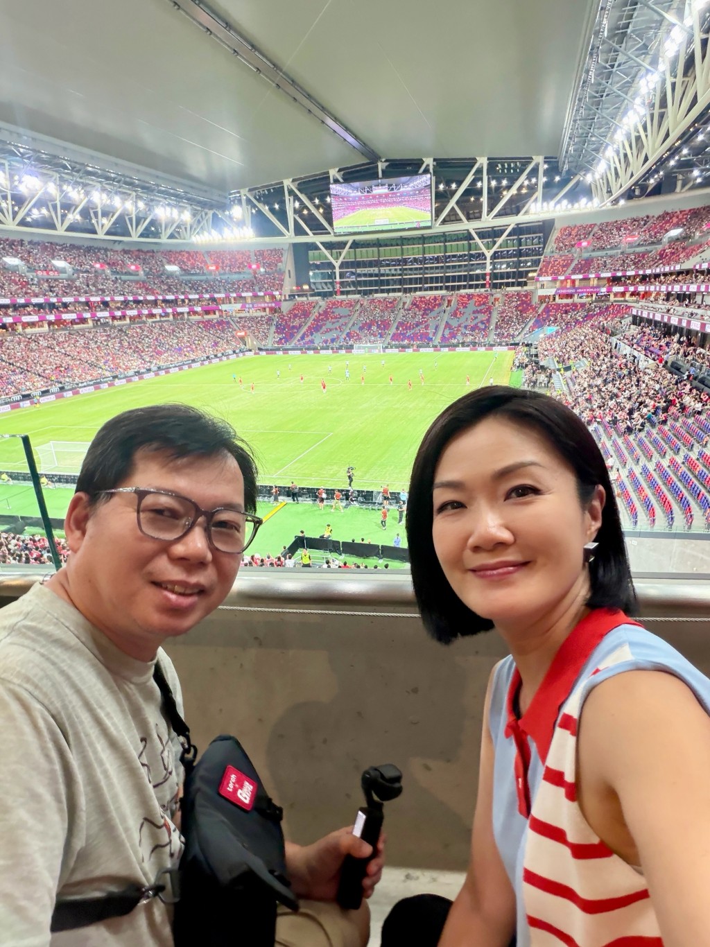 方健儀與丈夫一起觀看球賽,享受二人世界。